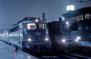 Oberwagenlaterne am Bahnsteig Hamburg-Altona, mit E10-338 und 03-182, Februar 1965