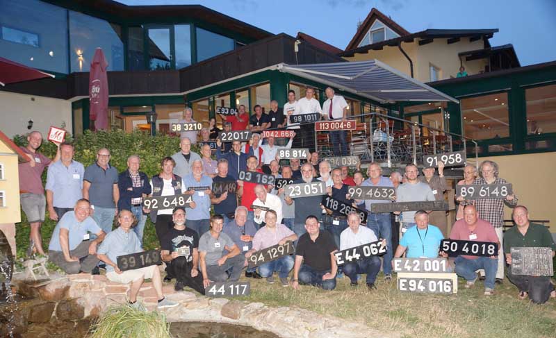 Lokschildersammlertreffen 2019 in Fladungen, Gruppenbild im Hotel.