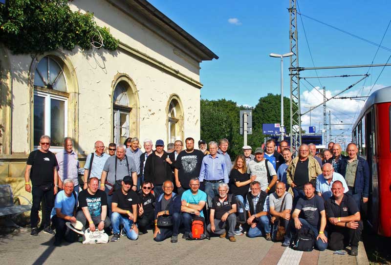Lokschildersammlertreffen 2025: Gruppenphoto am Bahnhof Gotha